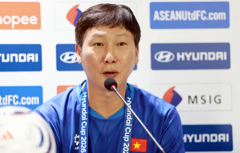 HLV người Hàn Quốc Kim Sang-sik của Việt Nam tham dự họp báo tại sân Rajamangala, Bangkok, Thái Lan ngày 21/8/2026, trước lượt đi chung kết ASEAN Cup 2026 gặp Thái Lan. Ảnh: Đức Đồng