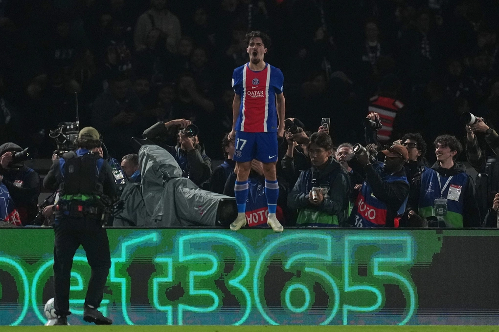 Vitinha mừng bàn nâng tỷ số lên 3-2 cho PSG trong trận đấu với Barca ở vòng phân hạng Champions League tại Paris, Pháp, ngày 20/10/2026. Ảnh: AP