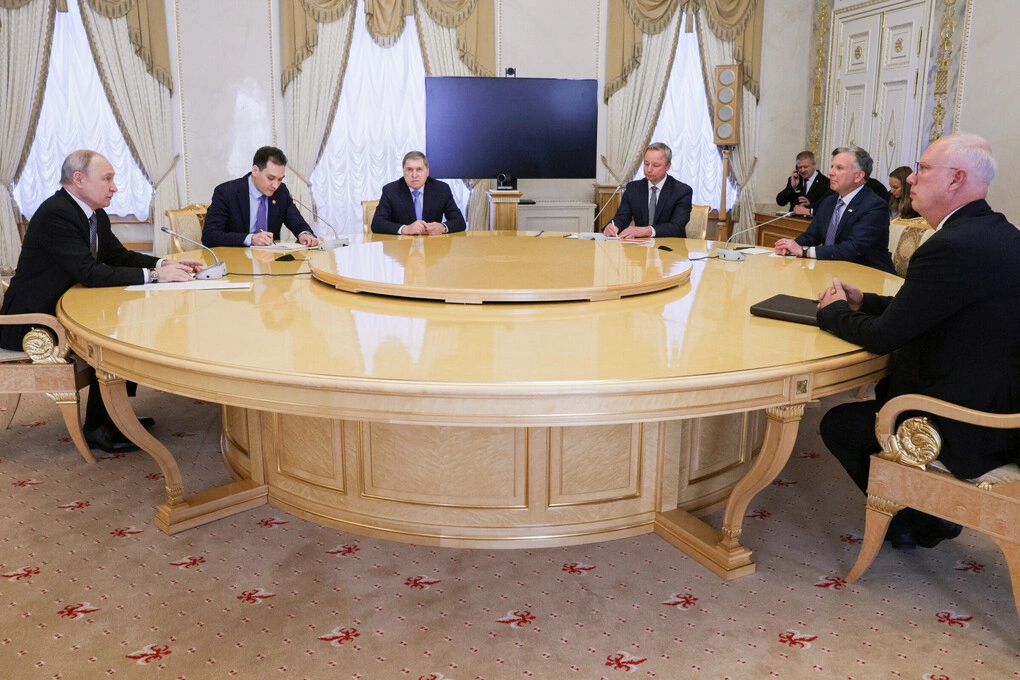 Tổng thống Vladimir Putin gặp đặc phái viên Mỹ Steve Witkoff tại St. Petersburg ngày 21/10. Ảnh: AP