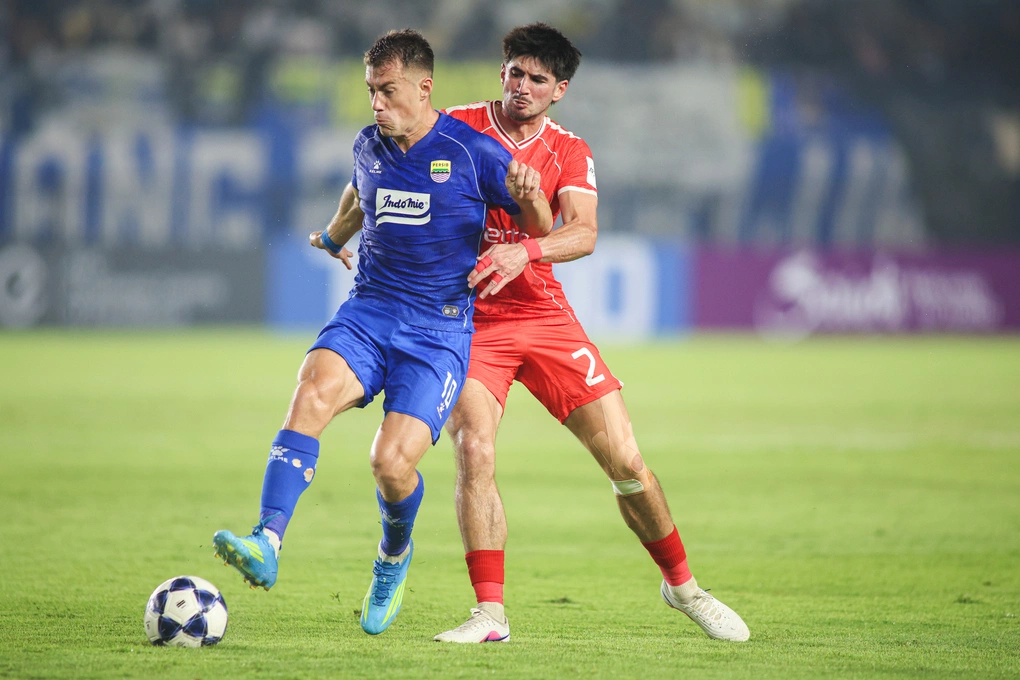 Trung vệ Kyle Colonna của Thể Công (áo đỏ) va chạm với Mariano Peralta của Persib Bandung ở lượt hai bảng E AFC Champions League Two 2026-2027, trên sân Si Jalak Harupat, Bandung, Indonesia ngày 14/10/2026. Ảnh: AFC