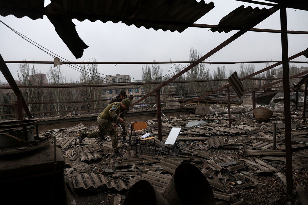 Binh sĩ Ukraine thu hồi thiết bị Starlink ở Kramatorsk tháng 12/2022. Ảnh: Reuters
