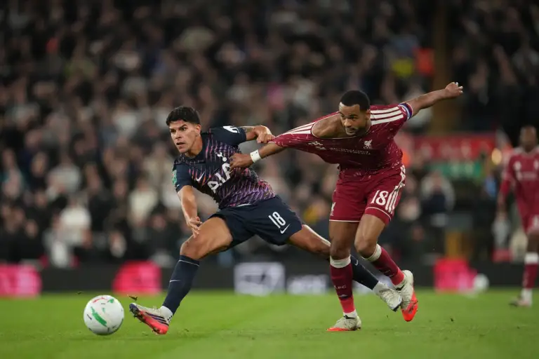 Mateus Fernandes (trái) tranh bóng với Cody Gakpo trong trận Liverpool gặp Tottenham ở vòng ba Cup Liên đoàn Anh tại Anfield, Liverpool, Anh, ngày 15/9/2026. Ảnh: AP