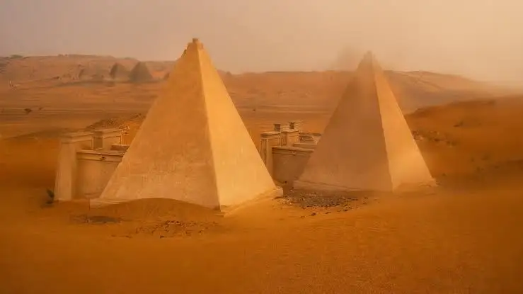 Haboob (bão cát) quét qua quần thể kim tự tháp Meroë ở Sudan. Phần lớn trong số 41 lăng mộ tại đây thuộc về các thành viên hoàng tộc của Vương quốc Kush hùng mạnh, vương quốc từng cai trị phần lớn khu vực trung lưu sông Nile - Ảnh: NATIONAL GEOGRAPHIC