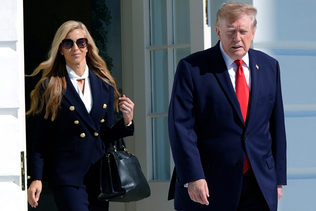 Thư ký báo chí Nhà Trắng Katie Zacharia đi cùng Tổng thống Donald Trump ngày 13/10. Ảnh: AP
