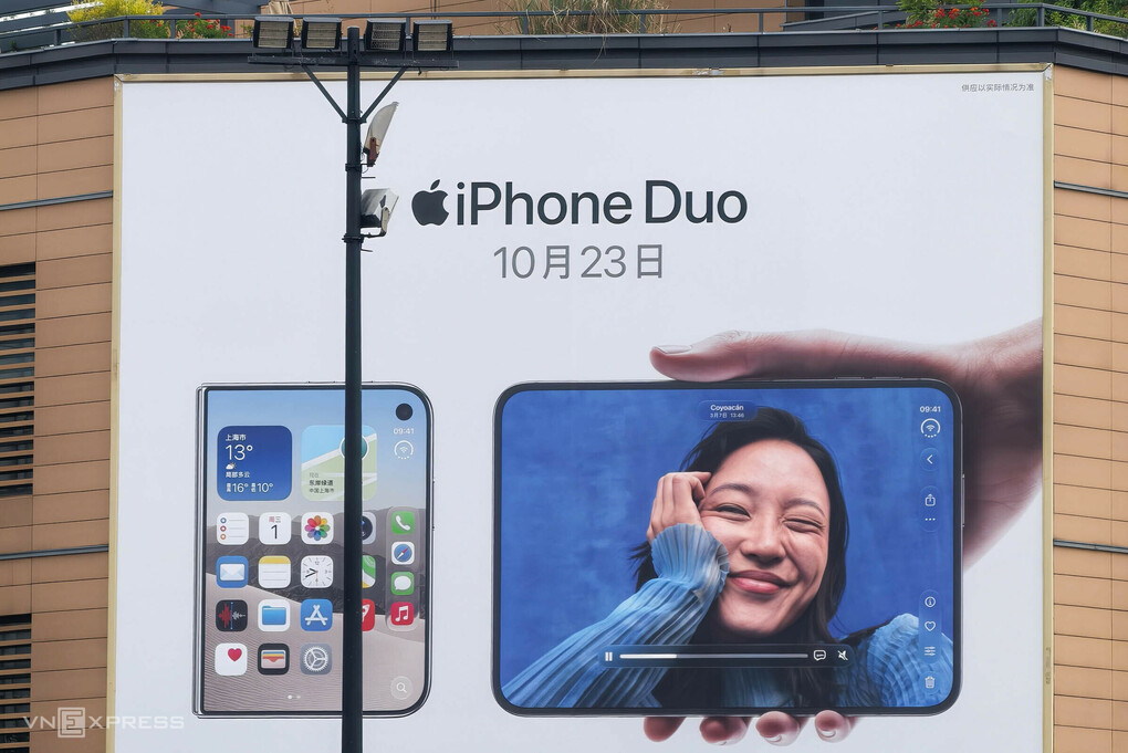 Bảng quảng cáo điện thoại gập iPhone Duo tại Thượng Hải. Ảnh: Trọng Đạt