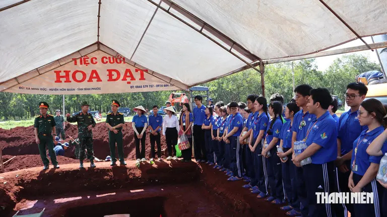 Đại tá Nguyễn Thanh Phong, Chính ủy Bộ Chỉ huy Quân sự thành phố Đồng Nai (thứ hai từ trái qua), trực tiếp thông tin về hoạt động tìm kiếm, quy tập hài cốt liệt sĩ ở xã Minh Đức