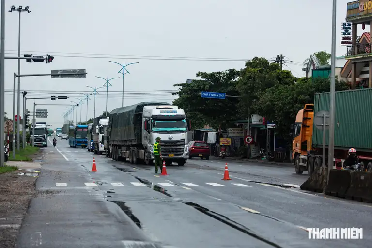 Lực lượng chức năng phong tỏa tạm thời một đoạn quốc lộ 1 để các đơn vị làm nhiệm vụ trục vớt sà lan