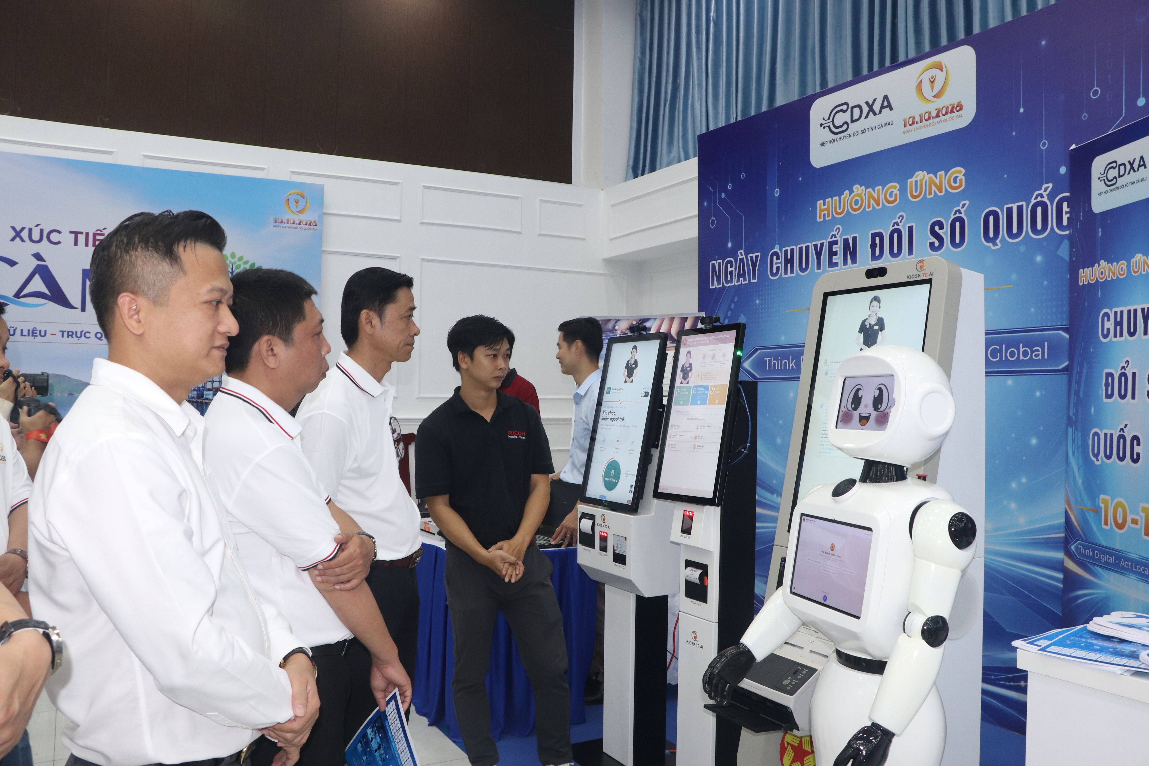 Các đại biểu tìm hiểu robot và thiết bị ứng dụng AI tại khu trưng bày công nghệ hưởng ứng Ngày Chuyển đổi số quốc gia năm 2026 ở Cà Mau