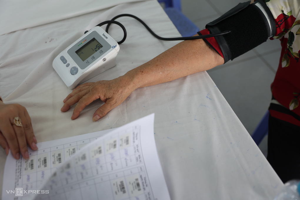 Người bệnh được khuyến cáo nên dùng máy đo huyết áp điện tử ở bắp tay. Ảnh: Quỳnh Trần