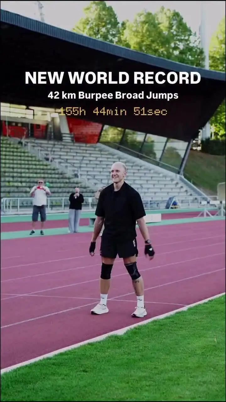 Kevin Ociepka phá kỷ lục marathon bằng 30.000 lần burpee nhảy xa. Video: Instagram / kevinociepka
