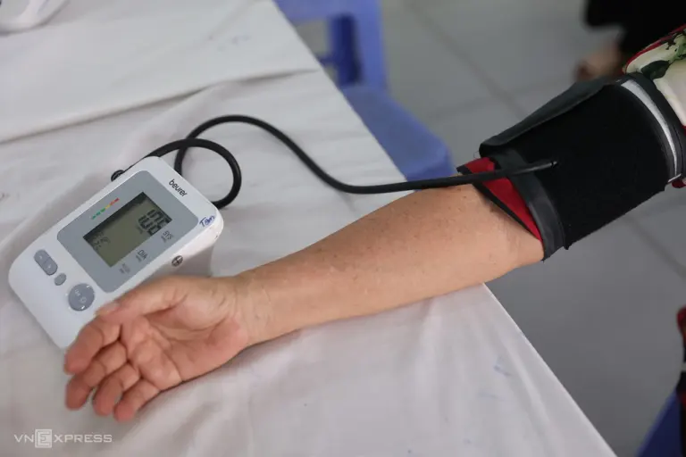 Đo huyết áp cho người bệnh. Ảnh: Quỳnh Trần
