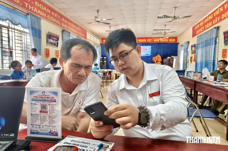 Cán bộ Trung tâm phục vụ hành chính công phường Phú Lợi hướng dẫn người dân thực hiện giải quyết hồ sơ trực tuyến