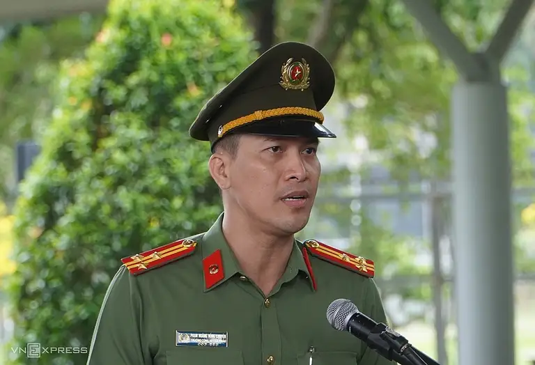 Thượng tá Phạm Hoàng Hồng Chuyên, Trưởng Công an cửa khẩu Tân Sơn Nhất, phát biểu tại buổi ra quân. Ảnh: Giang Anh