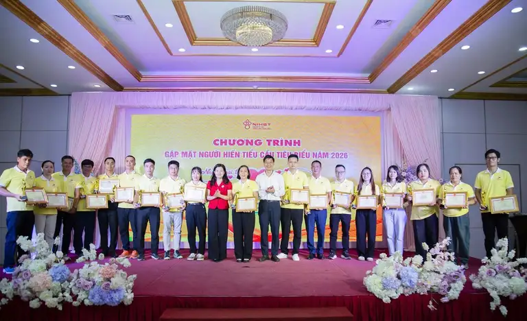 Đại diện Ban Tổ chức trao Giấy khen của Viện trưởng Viện Huyết học – Truyền máu TW cho 20 cá nhân có thành tích xuất sắc trong công tác hiến máu tình nguyện (Ảnh: Quang Hải)