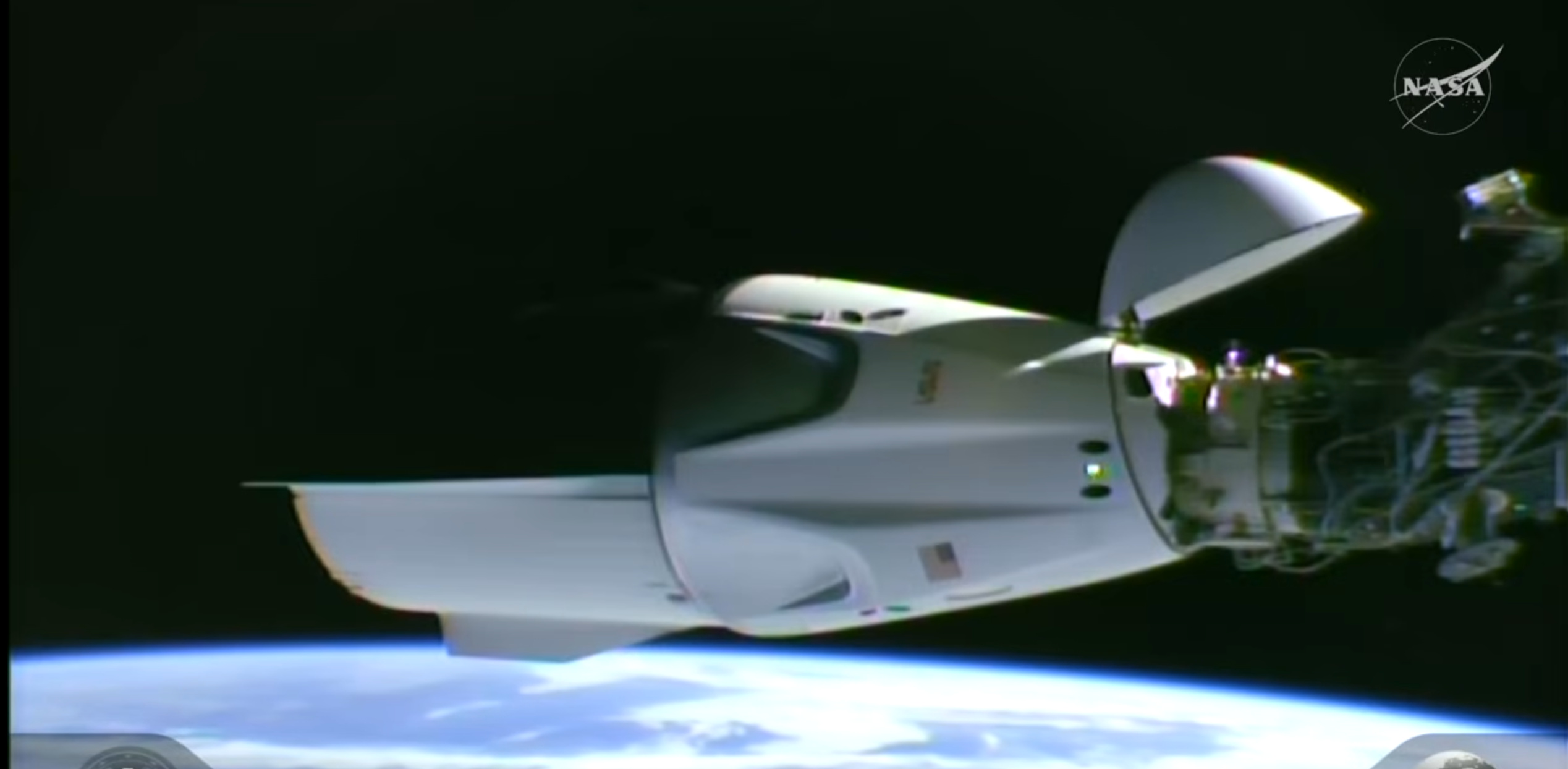 Hình ảnh từ video của NASA cho thấy tàu vũ trụ SpaceX chở 4 phi hành gia kết nối với Trạm Vũ trụ quốc tế (ISS) ngày 1-10 - Ảnh: AP