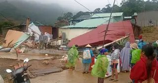 Mưa lớn gây sạt lở, đe dọa hàng chục hộ dân ở Quảng Ngãi