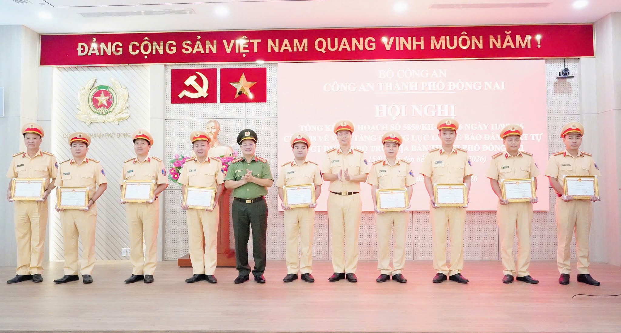 Cục CSGT trao giấy khen cho các tập thể, cá nhân có thành tích xuất sắc trong công tác tuần tra, kiểm soát giao thông đường bộ, góp phần bảo đảm trật tự, an toàn giao thông và giữ gìn trật tự, an toàn xã hội