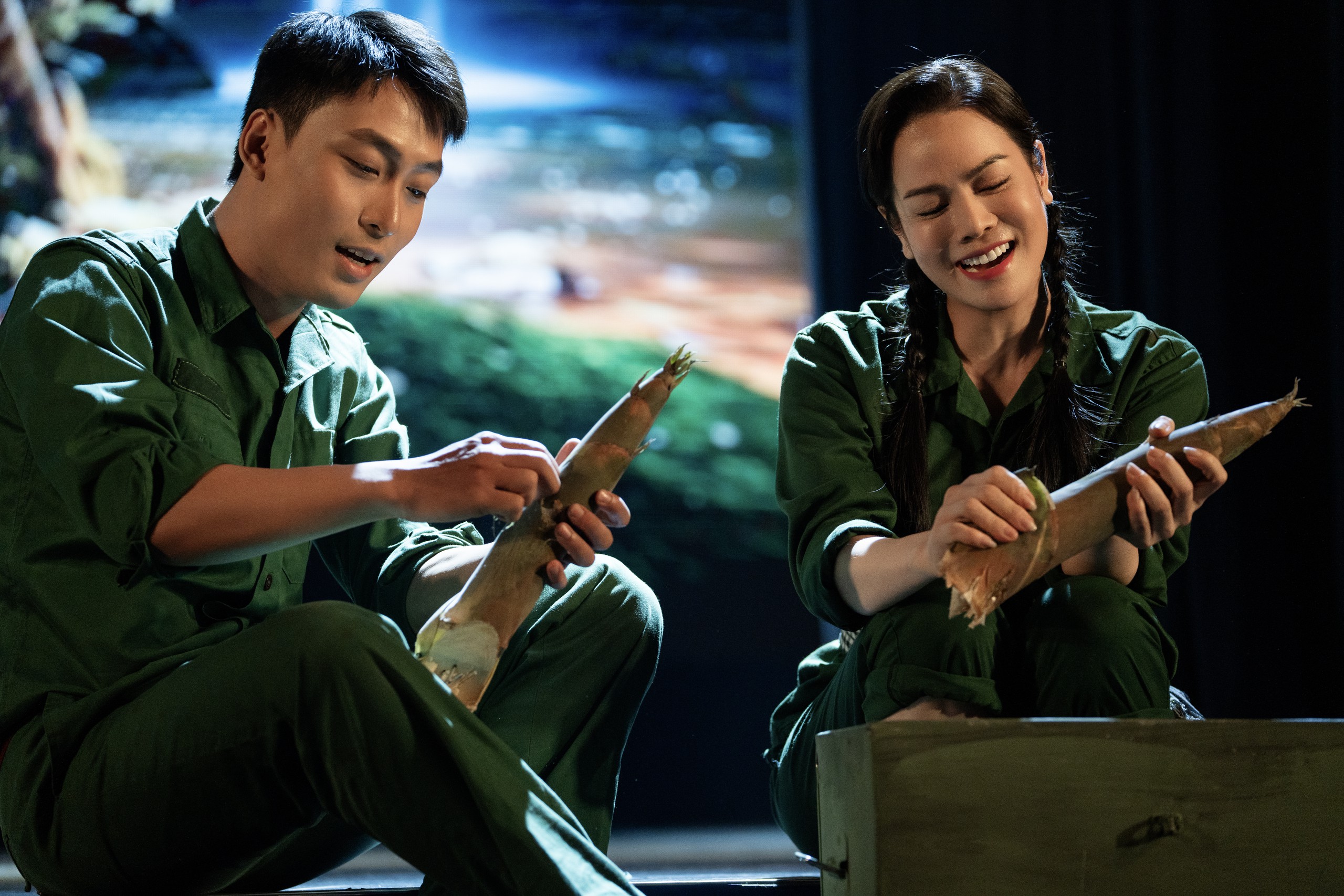 Nhật Kim Anh tiếp tục theo đuổi đam mê diễn xuất, dù thừa nhận việc cân bằng giữa công việc và gia đình không dễ dàng