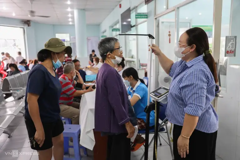 Người dân khám sức khỏe miễn phí ở TP HCM. Ảnh: Quỳnh Trần