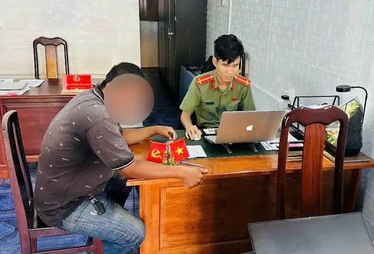 Công an xã Lai Hòa, thành phố Cần Thơ, làm việc với ông N.B.S do có hành vi tương tác với trang mạng phản động