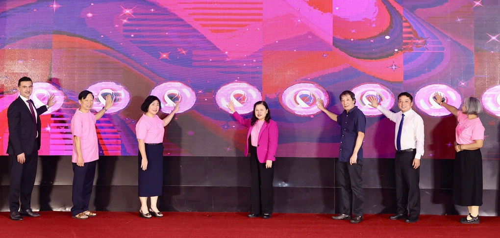 Các đại biểu hưởng ứng chiến dịch Chung tay vì người phụ nữ tôi yêu. Ảnh: Văn Hùng