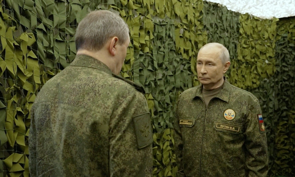 Tổng thống Putin nghe Tổng tham mưu trưởng quân đội Valery Gerasimov báo cáo tại trung tâm chỉ huy ngày 16/10. Ảnh: Reuters
