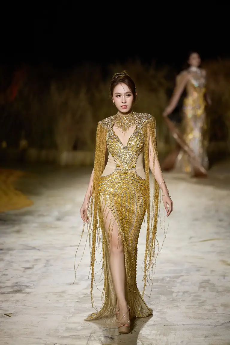 Dù sân khấu khá trơn sau cơn mưa to, Á hậu Lê Nguyễn Ngọc Hằng vẫn tỏa sáng trên sàn diễn với trang phục tua rua, được đính kết tỉ mỉ