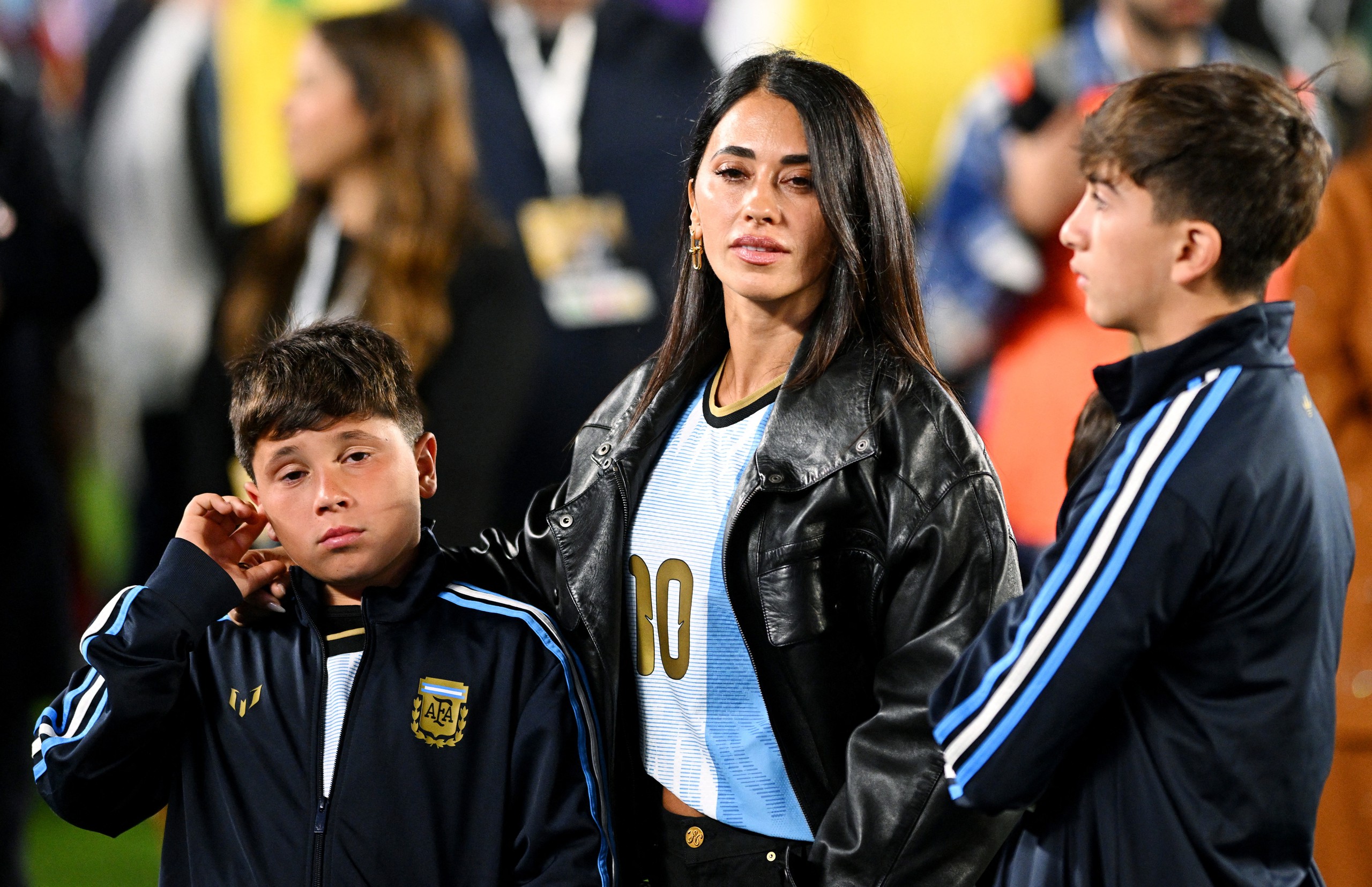 Vợ cùng các con của Messi cũng có mặt