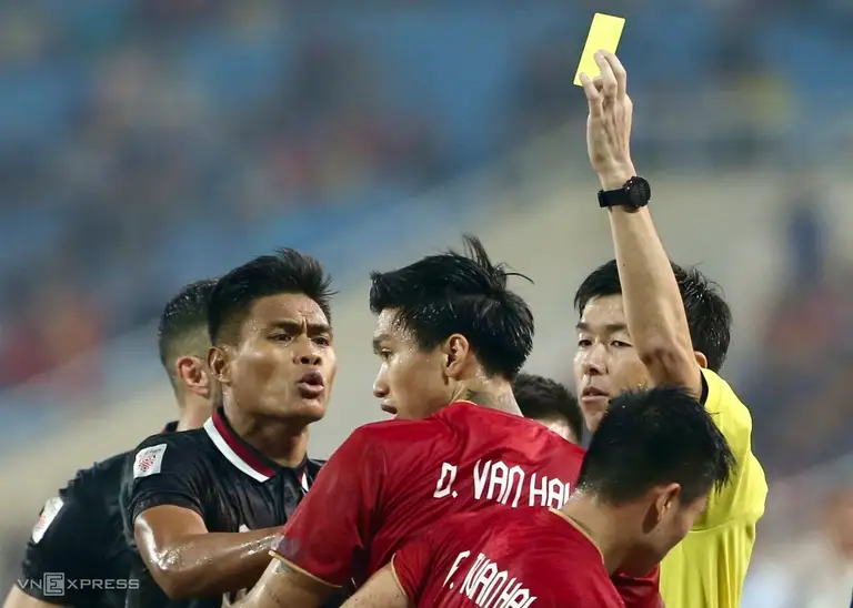 Hậu vệ Việt Nam Đoàn Văn Hậu nhận thẻ vàng sau va chạm với cầu thủ Indonesia ở lượt về bán kết AFF Cup 2022 trên sân Mỹ Đình, Hà Nội ngày 9/1/2023. Ảnh: Hiếu Lương