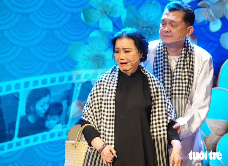 Nghệ sĩ Hữu Châu và nghệ sĩ Kim Cương trong vở Lá sầu riêng - Ảnh: LINH ĐOAN