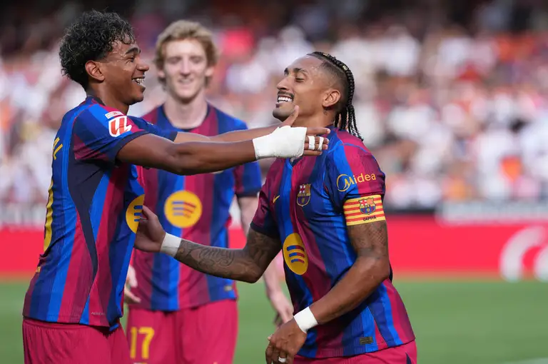 Raphinha chung vui cùng các đồng đội trong trận thắng Valencia tại La Liga, trên sân Mestalla, Valencia, Tây Ban Nha, ngày 6/9/2026. Ảnh: AP