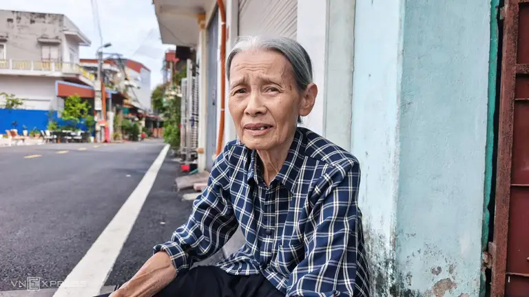 Bà Cao Thị Phòng hiện vẫn sống ở căn nhà tập thể được cấp từ ngày lấy ông Khương. Ảnh: Lê Tân