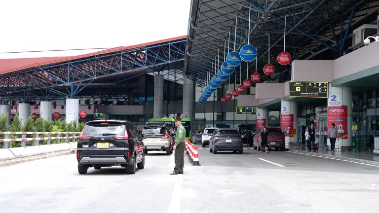 Sân bay Nội Bài áp dụng cách phân luồng giao thông mới. Video: Lộc Chung
