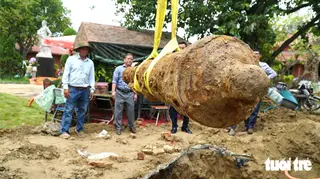 Súng thần công được cẩu lên - Ảnh: ĐOÀN CƯỜNG