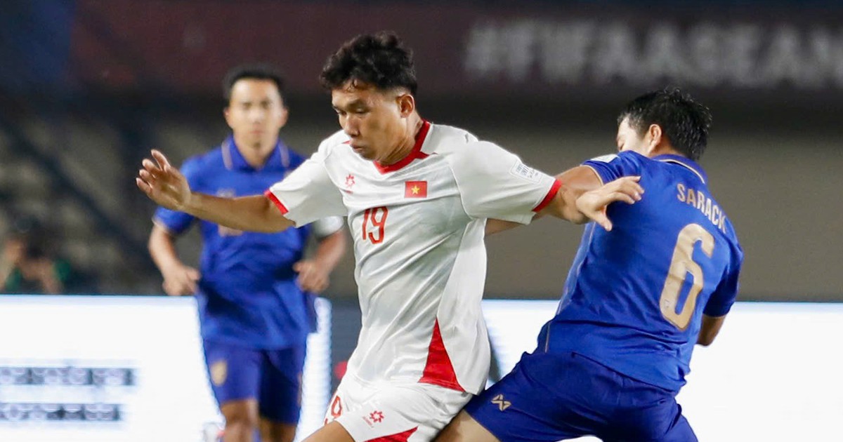 HLV Kim Sang Sik đã dùng bao nhiêu tiền vệ trung tâm?