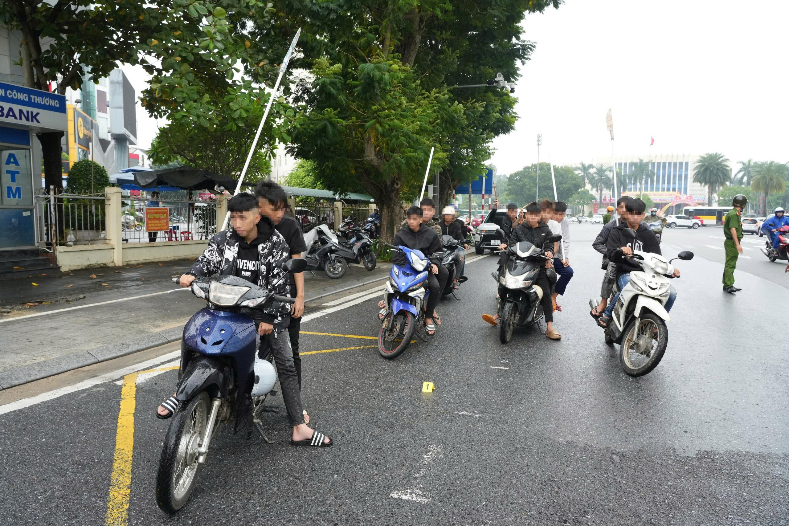 Nhóm thanh thiếu niên liên quan vụ việc. Ảnh: CACC.