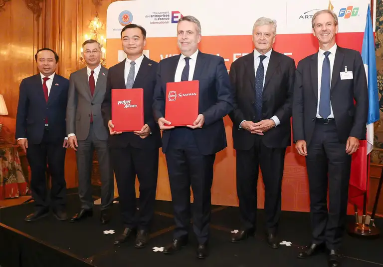 Đại diện Vietjet và CFM International trao thỏa thuận phát triển năng lực bảo dưỡng động cơ thế hệ mới nhất