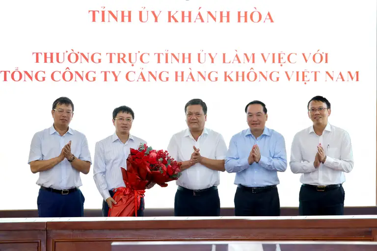 Bí thư Tỉnh ủy Khánh Hòa Trần Phong (giữa) tặng hoa chúc mừng Chủ tịch HĐQT ACV Nguyễn Cao Cường