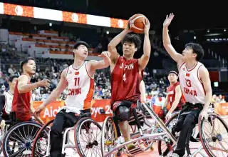 Các cầu thủ Nhật Bản và Trung Quốc thi đấu nội dung bóng rổ trên xe lăn tại Asia Para Games 2026 tại nhà thi đấu Aichi International, Nagoya, Nhật Bản ngày 15/10/2026. Ảnh: Reuters