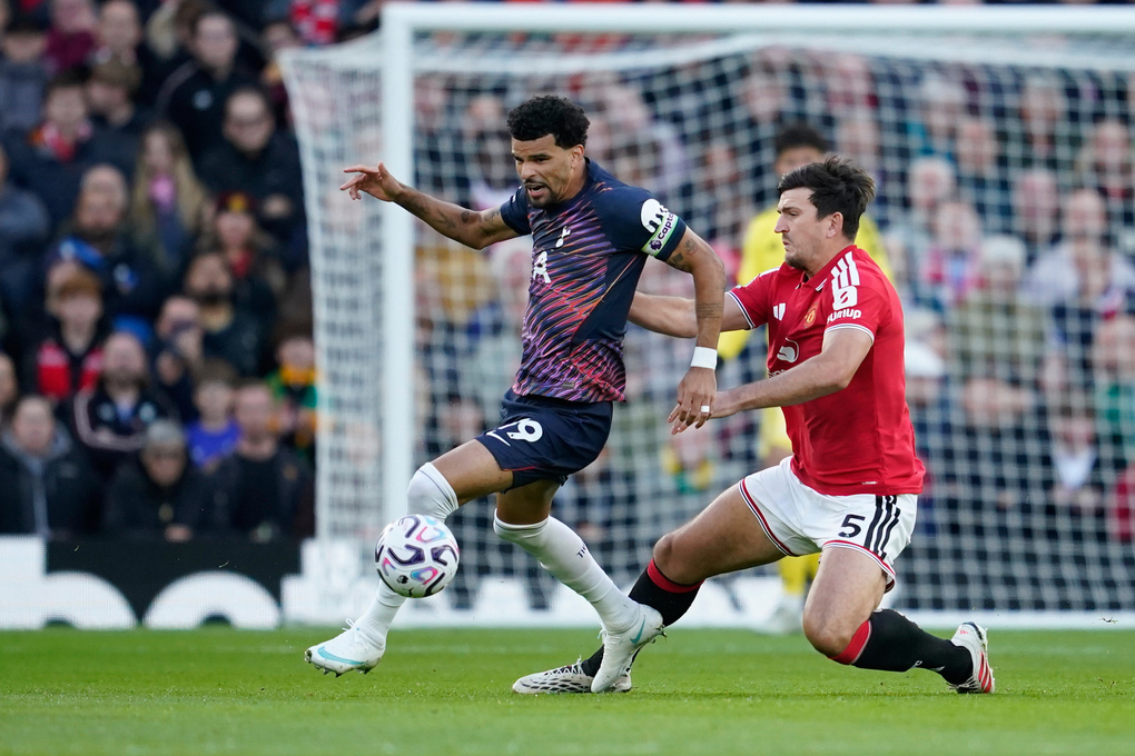 Trung vệ Man Utd Harry Maguire cố gắng truy cản tiền đạo Tottenham Dominic Solanke trong trận hòa 1-1 trên sân Old Trafford ở vòng 6 Ngoại hạng Anh ngày 10/10/2026. Ảnh: AP