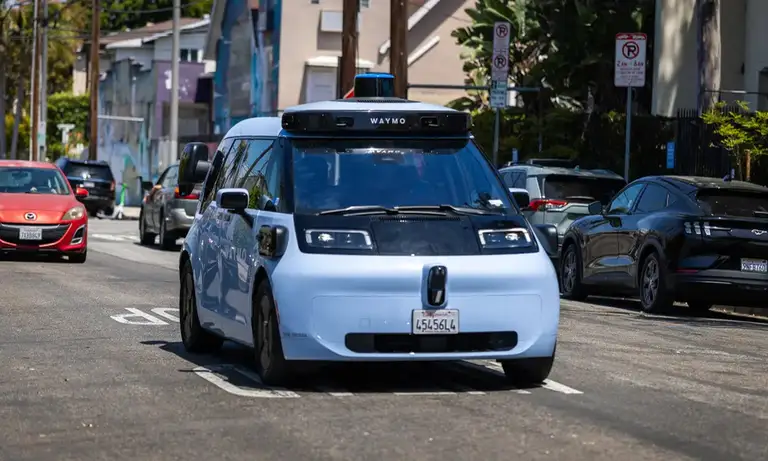 Xe tự lái Waymo - một chiếc Zeekr Ojai - chạy trên phố ở California. Ảnh: Los Angeles Times