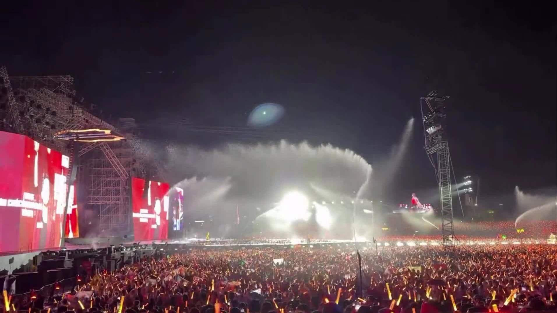 Khán giả cuồng nhiệt với màn phun nước trong concert