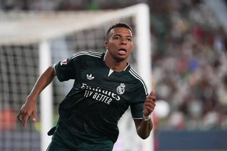 Kylian Mbappe chạy trên sân Manuel Martínez Valero trong trận Real Madrid gặp Elche tại La Liga ở Elche, Alicante, Tây Ban Nha, ngày 15/9/2026. Ảnh: AP
