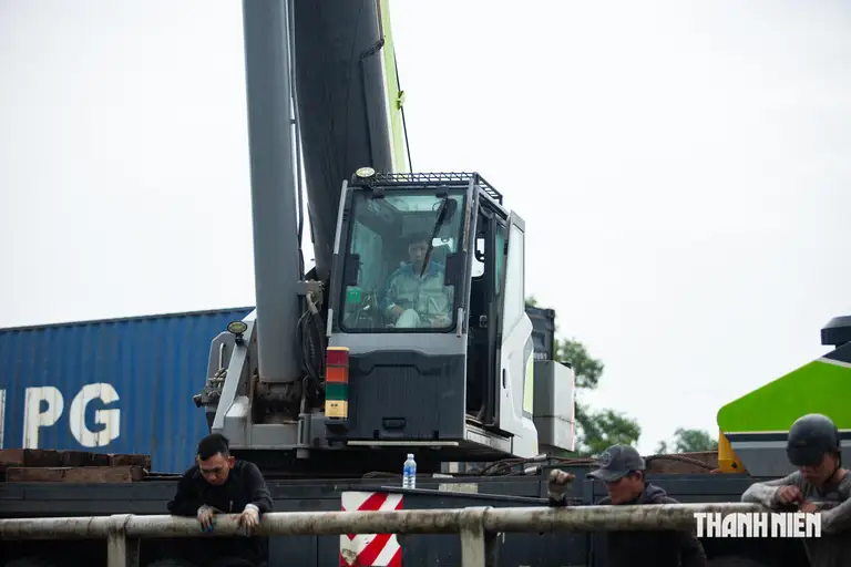 Bên trên, các thành viên khác phải ra hiệu lệnh chính xác, để tránh điều khiển cẩu quá tay sẽ kéo thuyền va chạm vào vị trí khác