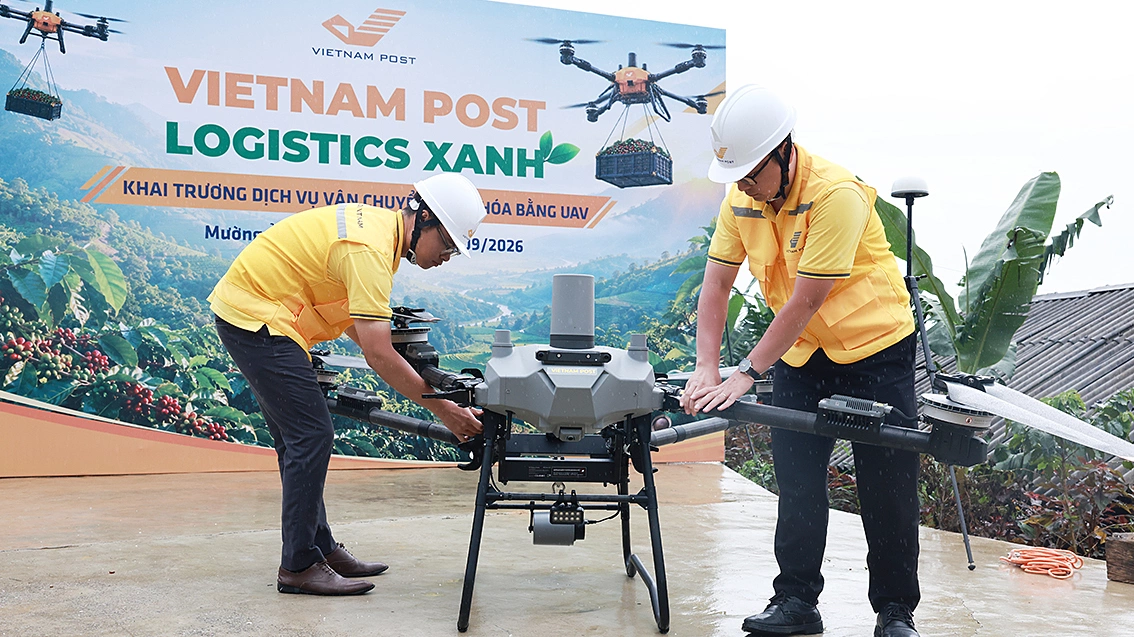 Việt Nam lần đầu có dịch vụ chuyển hàng lên núi bằng UAV