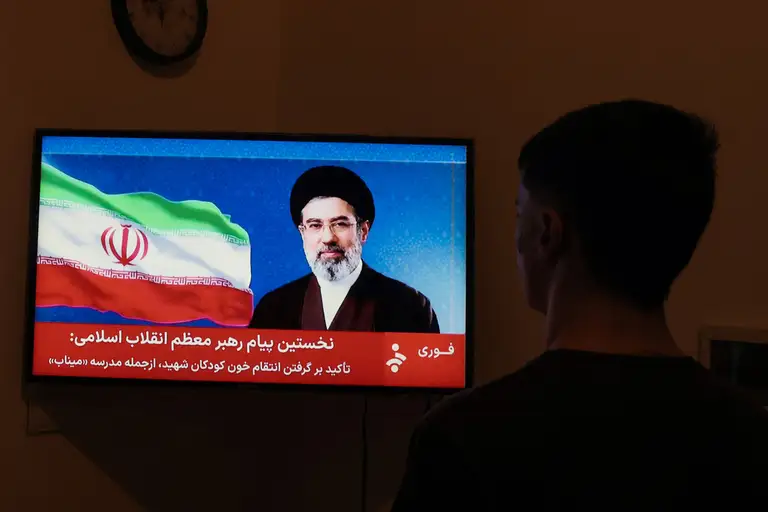 Người dân nghe thông điệp của tân Lãnh tụ Tối cao Iran Mojtaba Khamenei tại Tehran ngày 12/3. Ảnh: AFP