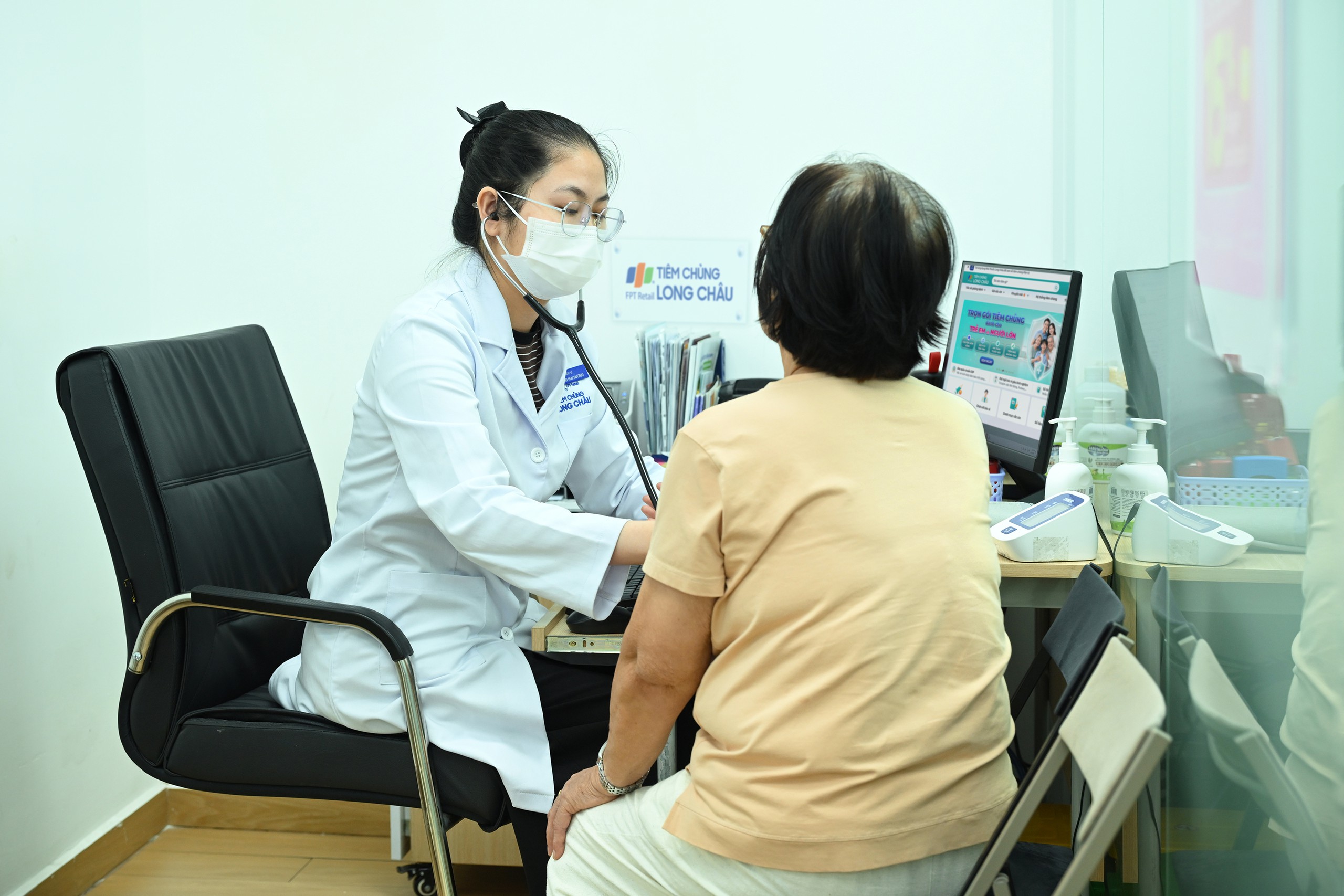 Không chỉ trẻ nhỏ, người cao tuổi, có bệnh nền cũng cần cẩn trọng khi mắc cúm - Ảnh: L.C.
