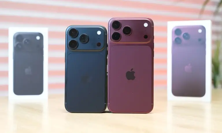 iPhone 18 Pro màu đen và 18 Pro Max màu đỏ burgundy. Ảnh: Tuấn Hưng