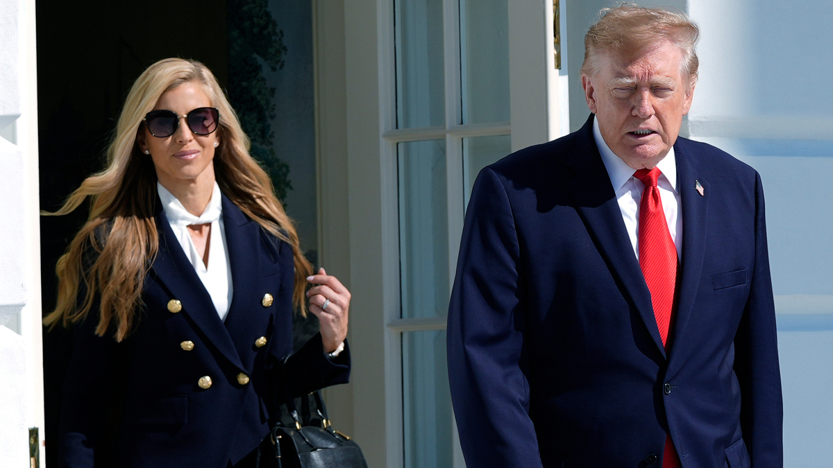 Hậu trường vụ sa thải phát ngôn viên chớp nhoáng của ông Trump