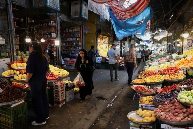 Người dân mua hàng tại một khu chợ ở Tehran ngày 11/6. Ảnh: Reuters